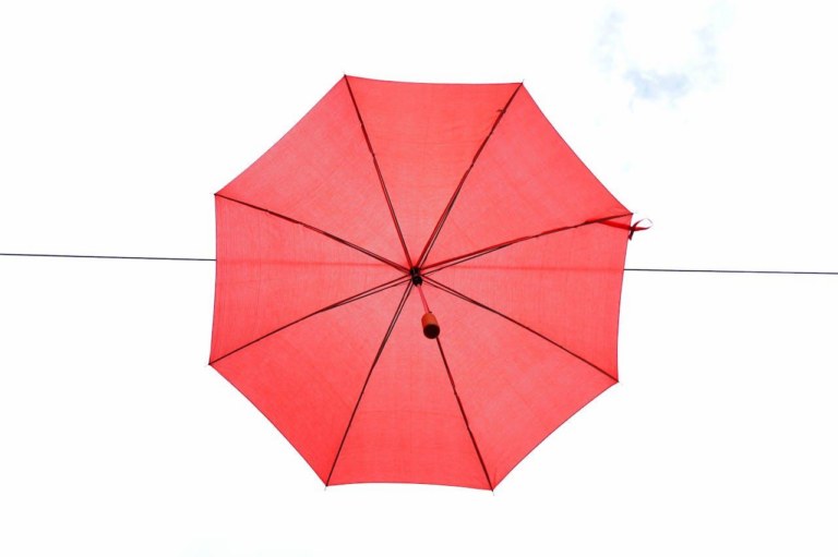 L’élégance intemporelle du parapluie français fabriqué en Normandie